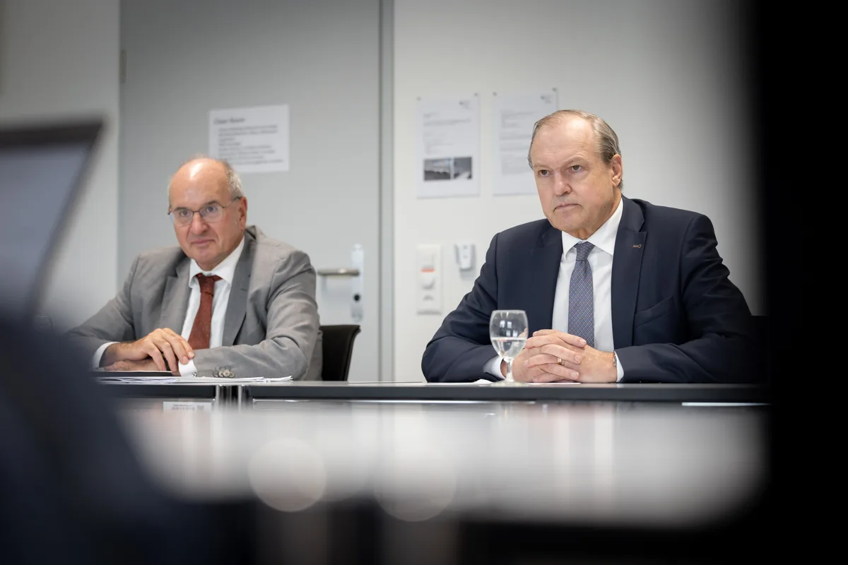 Die Trennung vom bisherigen CEO Matthias P. Spielmann (links) sei einvernehmlich gewesen, sagt Verwaltungsratspräsident Jörg Kündig. Zwei Männer sitzen an einem Tisch.